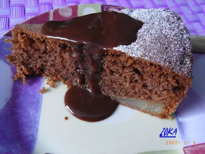 Schokoladen-Birnen-Kuchen mit Schokosauce