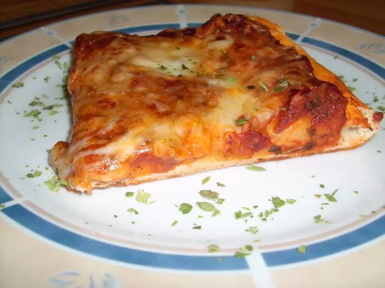 Pizza Margherita, Pizza mit Mozzarella und Basilikum
