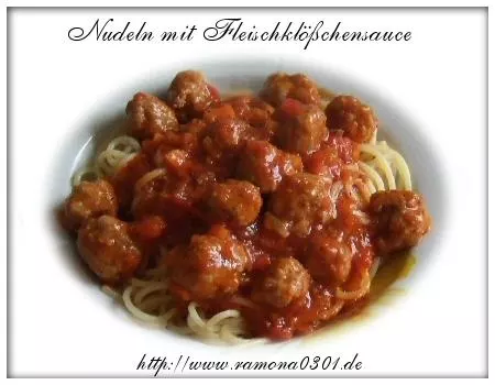 Spaghetti mit Fleischklößchensauce