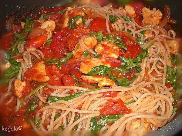 Tomaten-Spaghetti mit Putenbruststreifen
