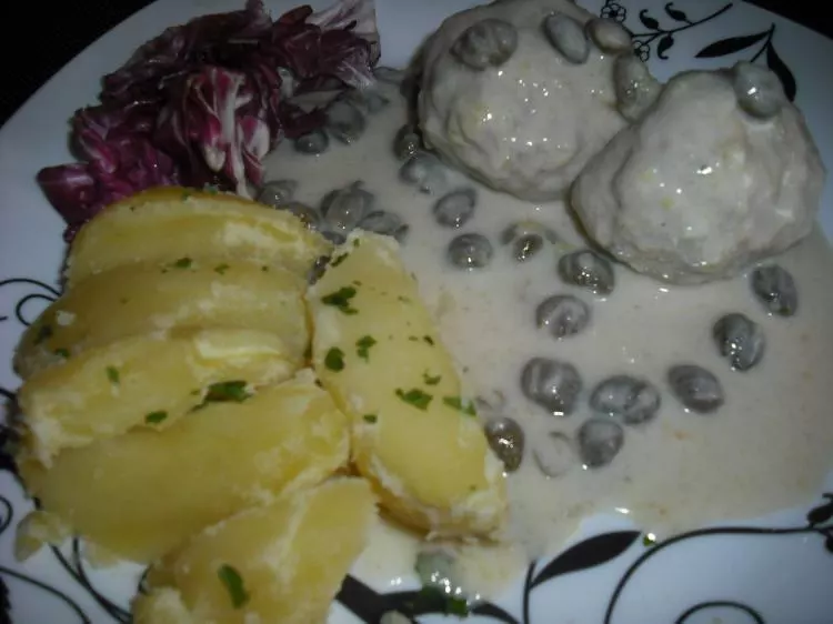 Königsberger Klopse mit Petersilienkartoffeln und Gurkensalat