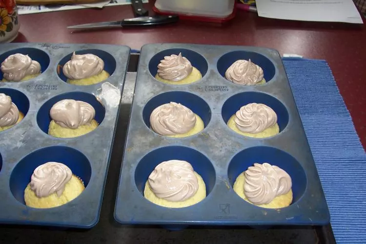 Cupcakes mit Kakao-Baiserhaube (erinnern an Muffins)