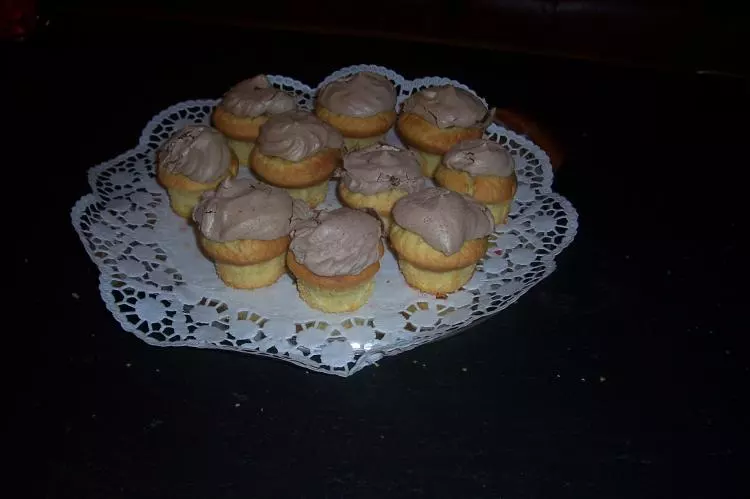 Cupcakes mit Kakao-Baiserhaube (erinnern an Muffins)