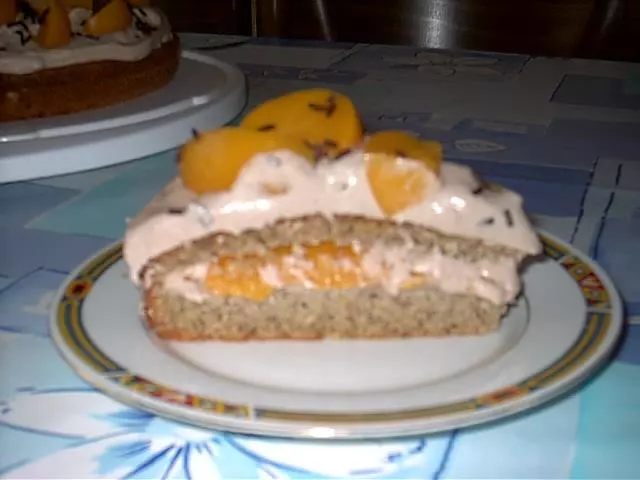 Nuss-Nougat-Kuchen mit Pfirsichen