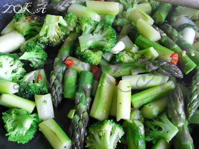 Spargel-Brokkoli-Nudeln auf Rucola