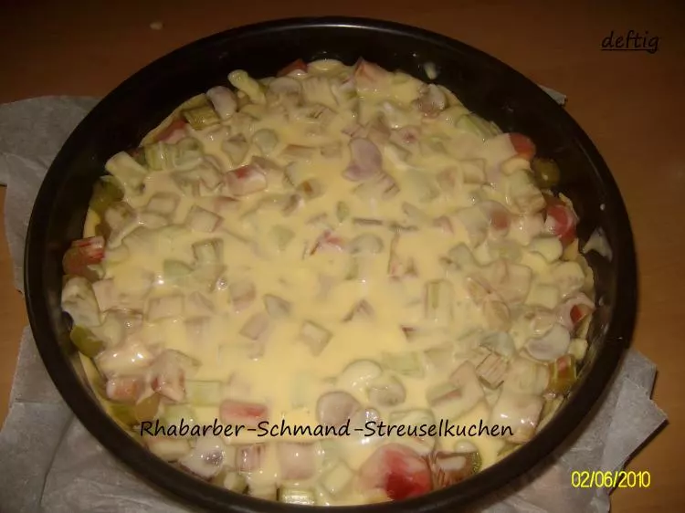 Rhabarber-Schmand-Streuselkuchen
