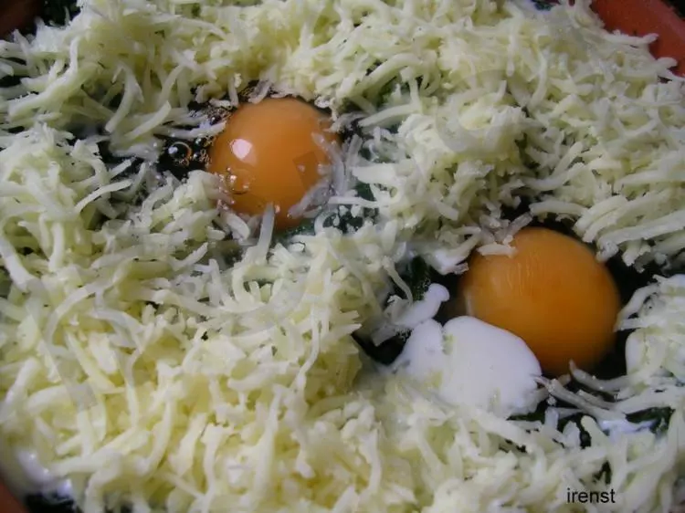 Eier im Spinatnest