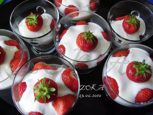 Mohn-Pudding mit Erdbeeren 