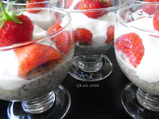 Mohn-Pudding mit Erdbeeren 