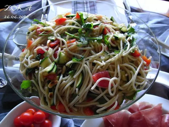 Nudeln-Rucola-Gemüse-Salat