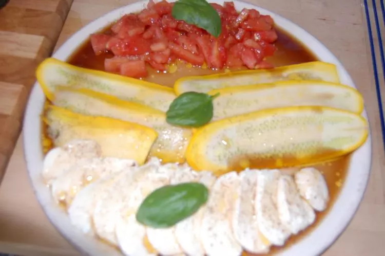 Mozzarella mit Zucchini und Tomaten