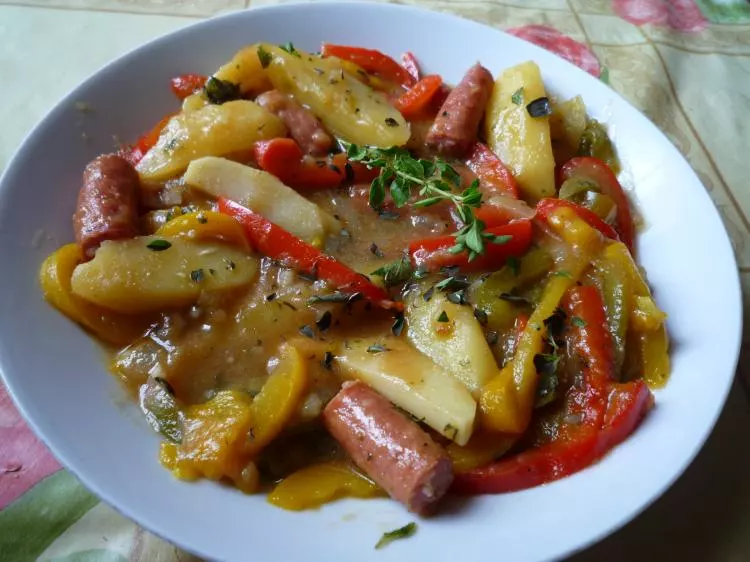 Kartoffel-Paprika-Gulasch mit Knoblauchwurst