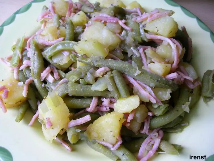 Grüne Bohnen-Kartoffel-Salat mit Schinken
