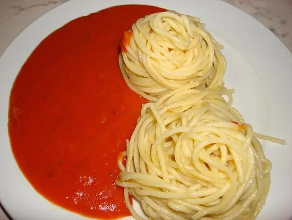 Knoblauchspagetti mit Tomaten Soße