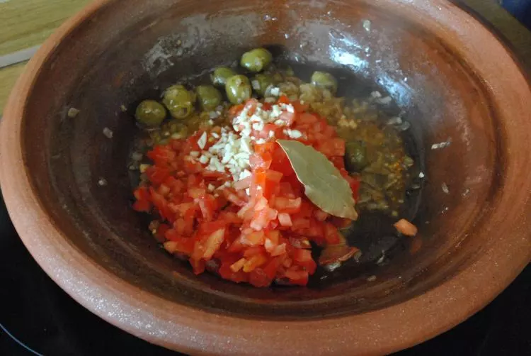Tajine b'beid Eier-Tajine mit Oliven, Zwiebeln und Koriandergrün