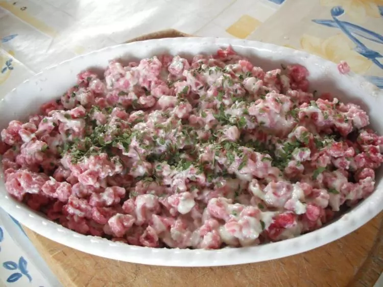 Rote-Bete-Spätzle mit Gorgonzolasoße