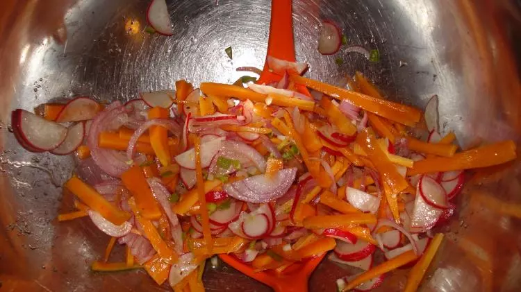 Scharfer Salat nach kirgisischer Art