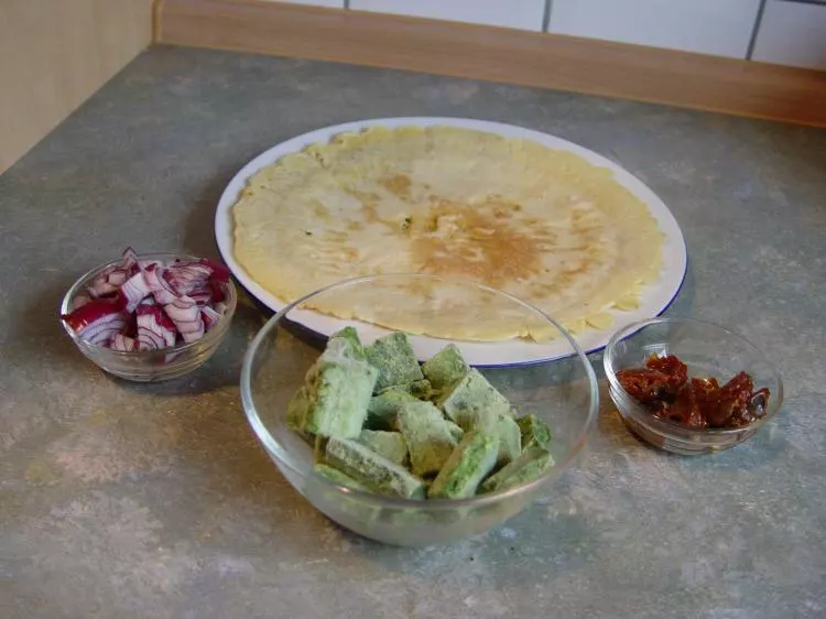 Pfannkuchen mit mediterranem Spinat gefüllt
