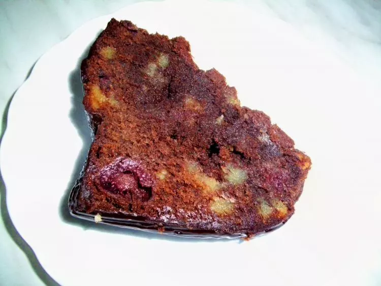 Schokoladenkuchen mit Marzipan und Kirschen