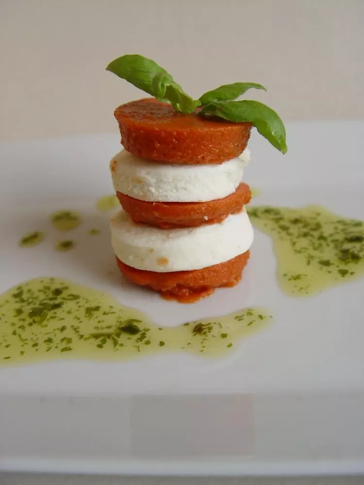 Tomate – Mozzarella mit Basilikumöl