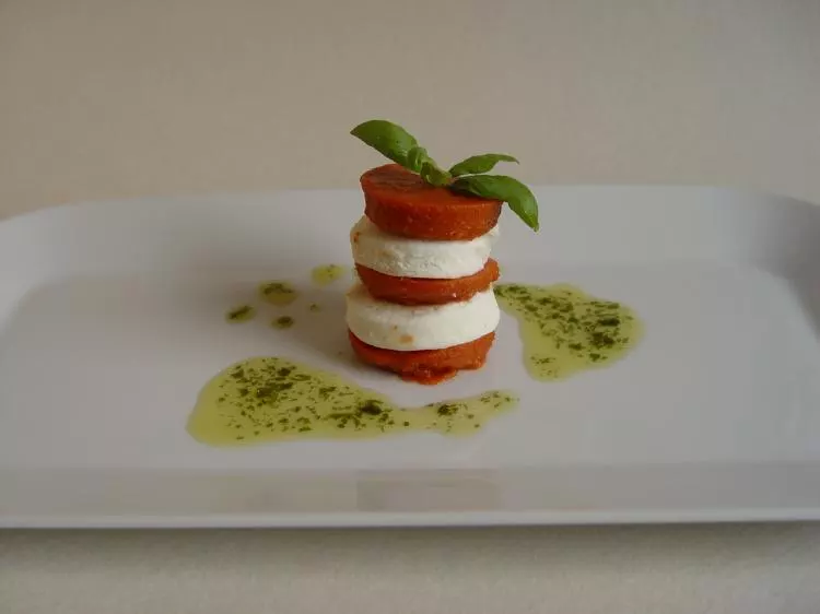 Tomate – Mozzarella mit Basilikumöl