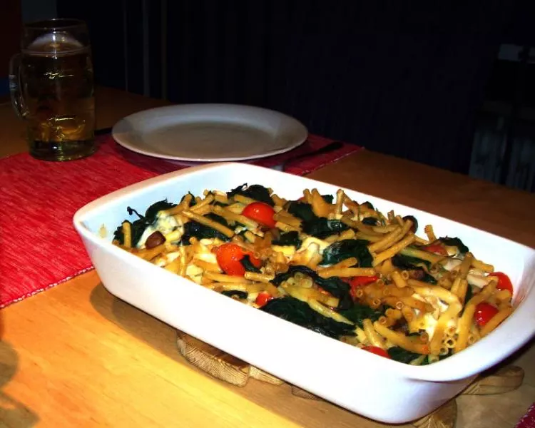 Makkaroni mit Spinat, Fleischbällchen und Mozzarella