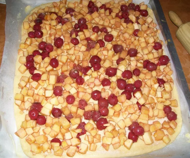 Apfel-Kirsch-Kuchen auf dem Blech