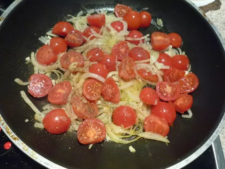 Gebackenes Kabeljaufilet mit Tomaten