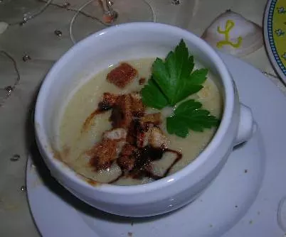 Blumenkohlsuppe mit Knoblauchcroutons