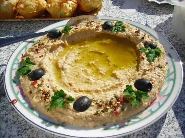 Hummus mit Oliven