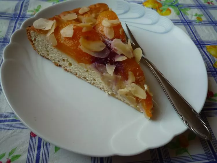 Aprikosen-Blechkuchen mit Mandelkruste