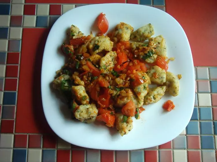 Bärlauch-Gnocchi mit Tomaten- Gemüse