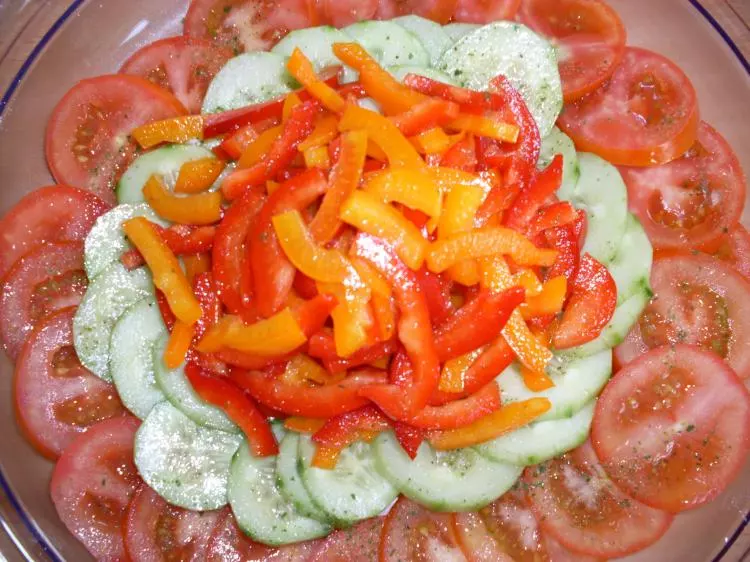 Gemischte Salatplatte zum Grillabend 