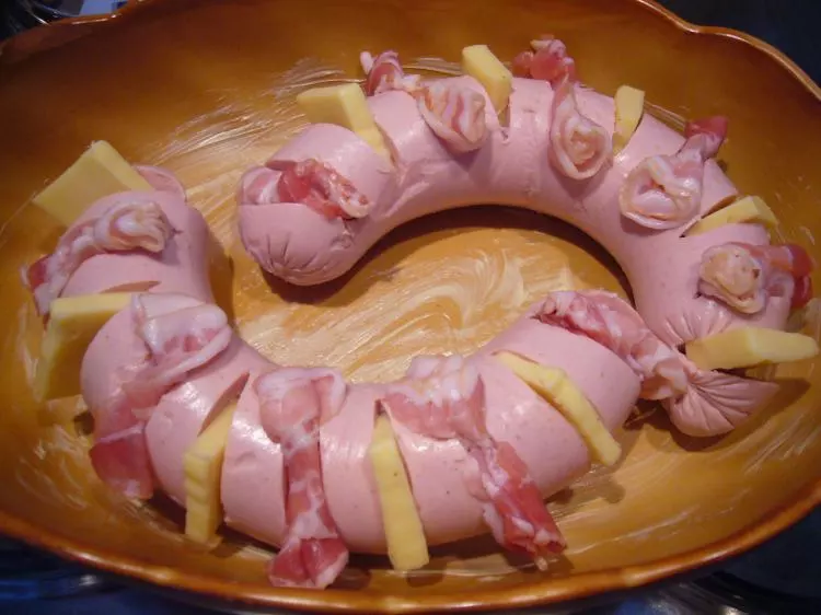 Fleischwurst mit rohem Schinken und Käse überbacken