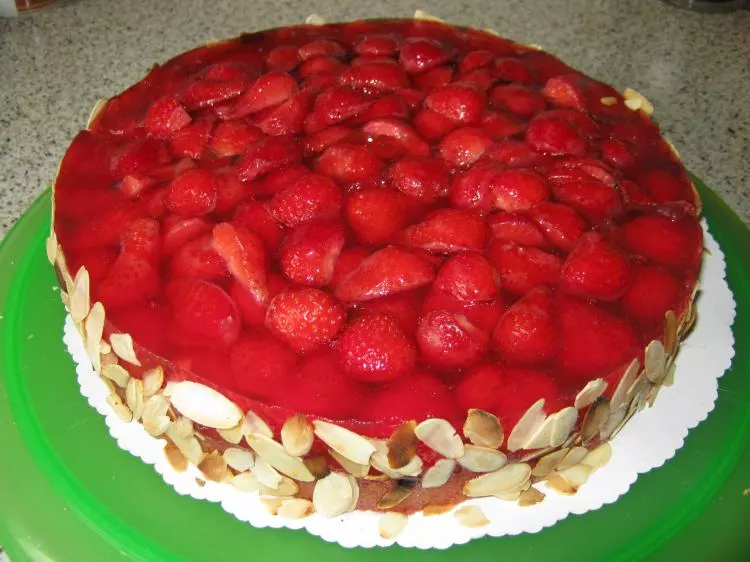 Erdbeer-Nougat-Torte mit Mandeln