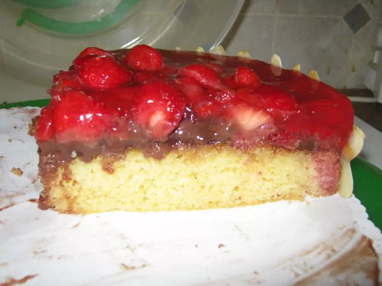 Erdbeer-Nougat-Torte mit Mandeln