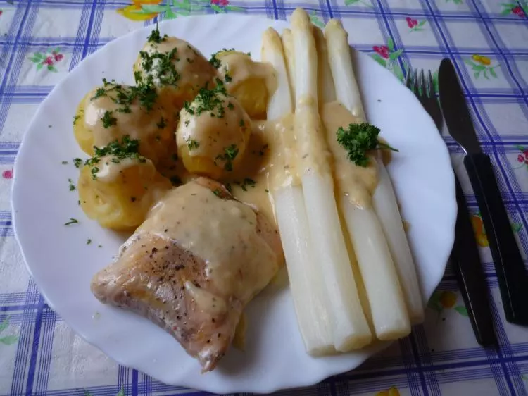 Lachs an Spargelsosse