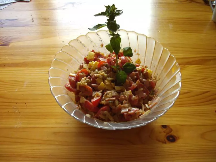  süß - sauer - pikanter Tomatensalat mit frischen Kräutern aus dem Garten