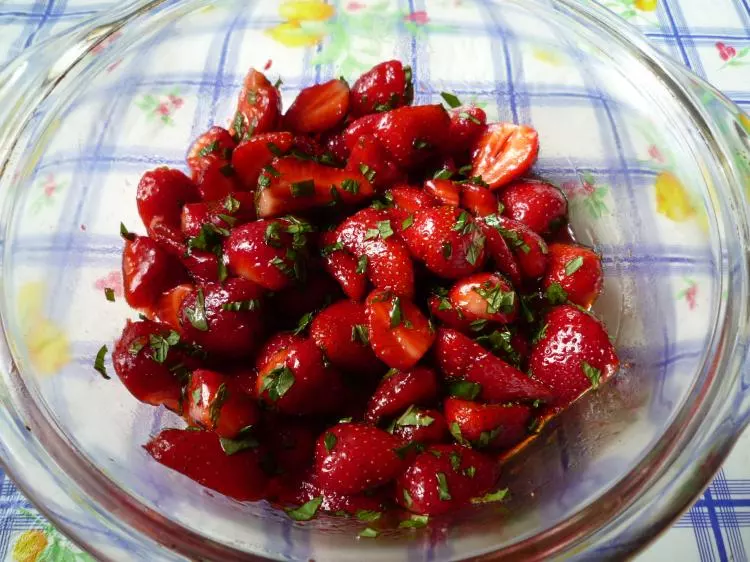 Erdbeeren mit Mozzarella und Balsamico