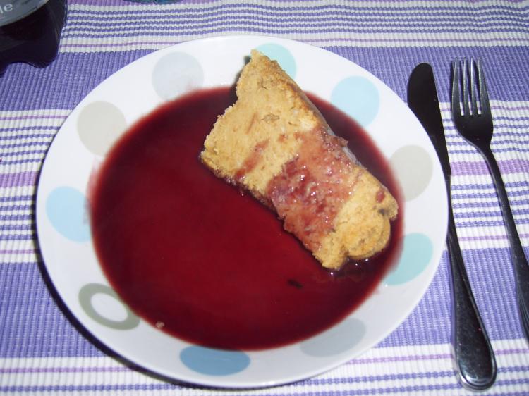 Omas Brotpudding mit Rotweinsoße