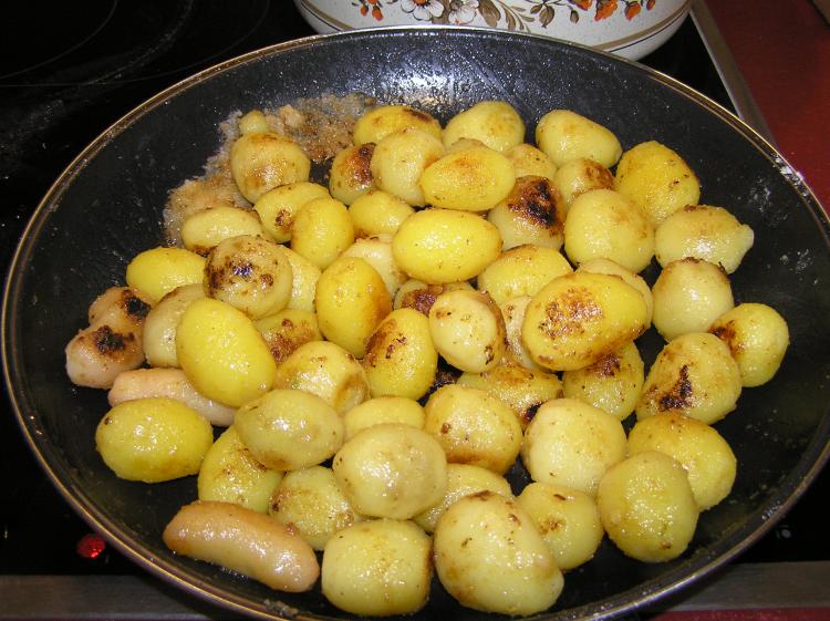 Grünkohl mit Pinkel und Hamburger süßen Kartoffeln
