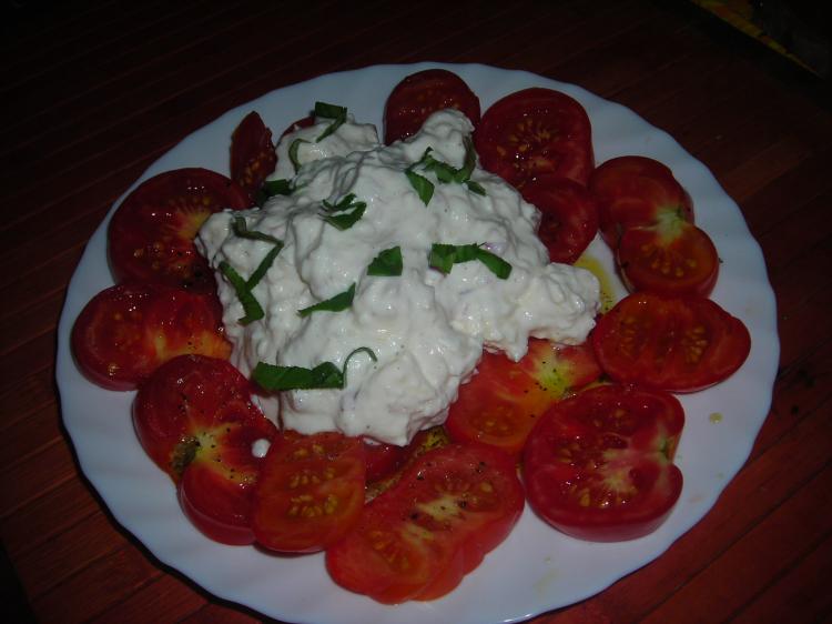 Tomaten-Zwiebelsalat mit Kräuterkäse | Kochmeister Rezept
