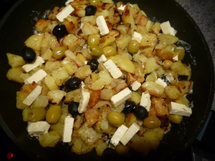 Bratkartoffeln mit Schafskäse und Oliven