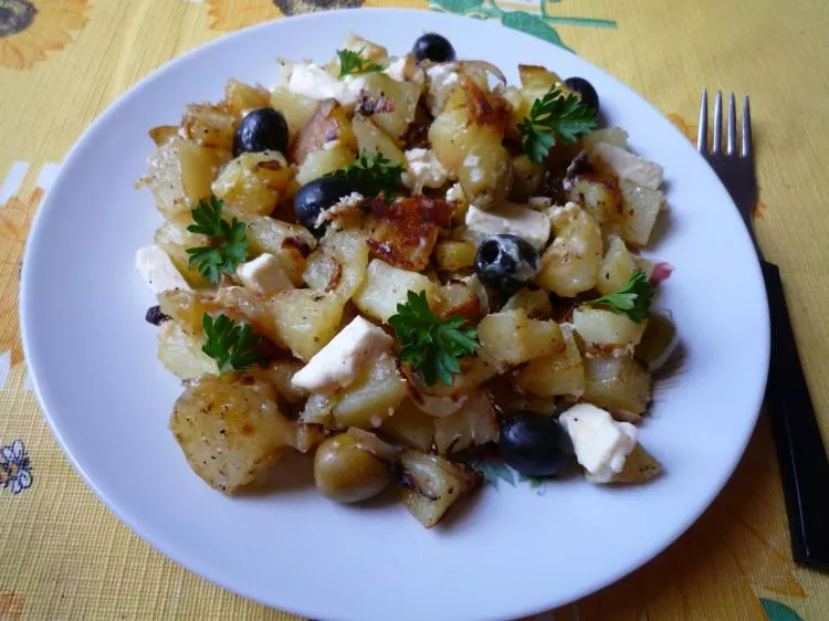 Bratkartoffeln mit Schafskäse und Oliven