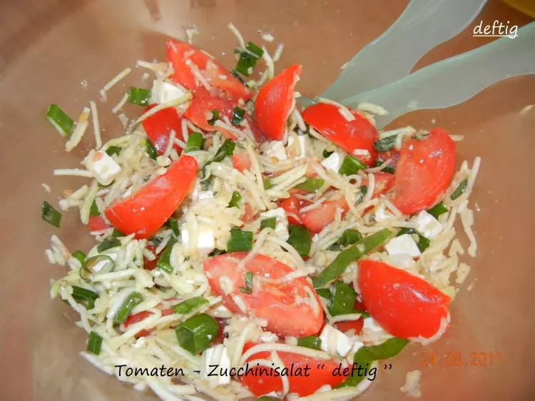 Tomaten-Zucchinisalat "deftig"