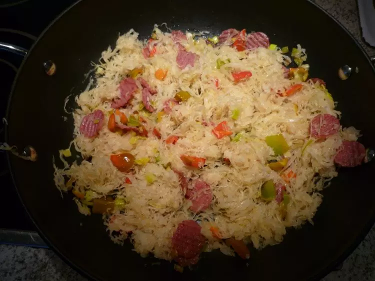Deftiger Sauerkraut-Salami-Auflauf