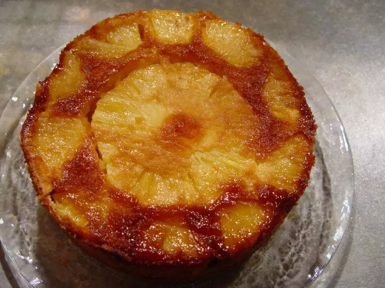 Weißer Schoko-Ananas-Kuchen