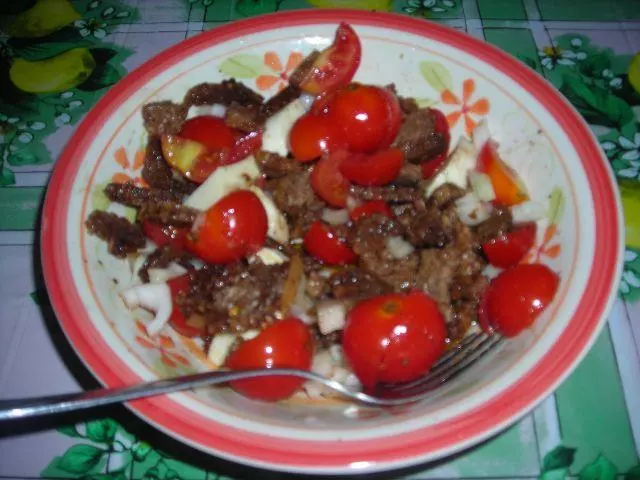 Tomatensalat mit Schwarzbrotkrümel