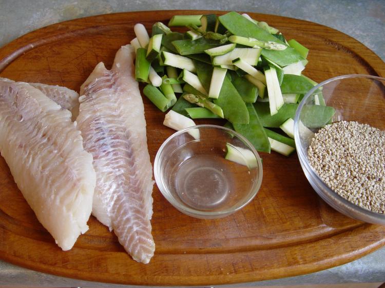 Sesam-Rotbarsch auf jungem Gemüse