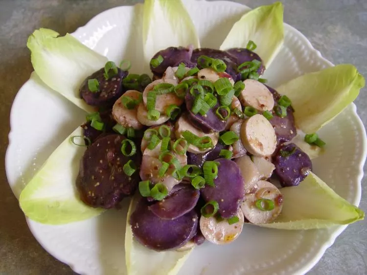 Lila Kartoffelsalat mit Weißwurst